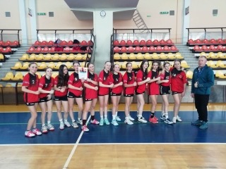 drużyna dziewcząt z trenerem