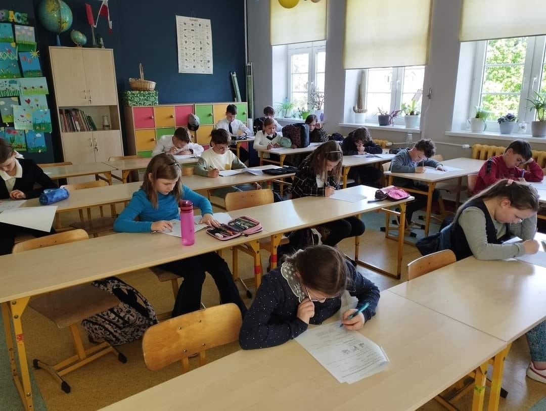 uczniowie rozwiązują zadania konkursowe