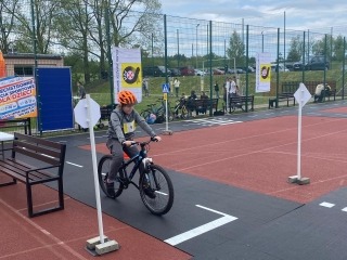 Szymon na rowerze w miasteczku drogowym