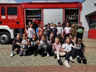 zdjęcie grupowe przy samochodzie strażackim