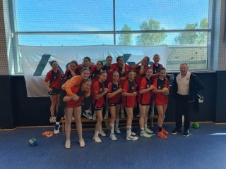 drużyna dziewcząt z trenerem