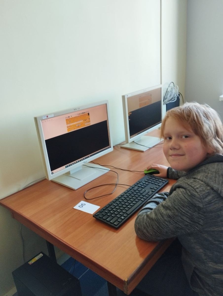 ucz. Szymon z 5c w sali komputerowej gotowy do konkursu