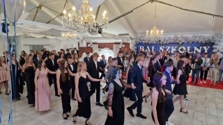 uczniowie tańczą poloneza