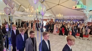 uczniowie tańczą poloneza