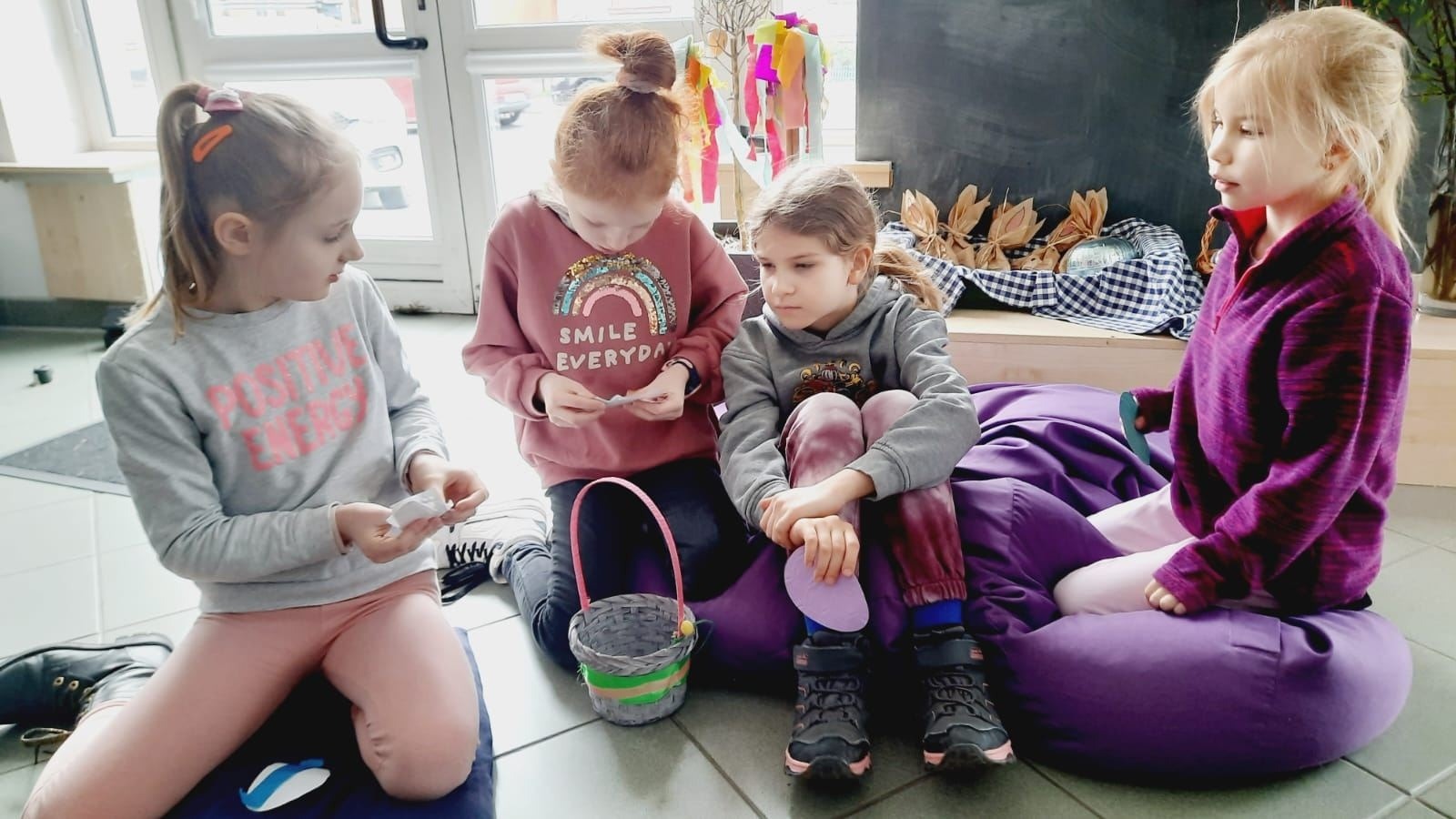 czwórka dziewczynek siedzi na podłodze
