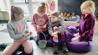 czwórka dziewczynek siedzi na podłodze