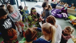 dzieci wykonują ozdoby wielkanocne