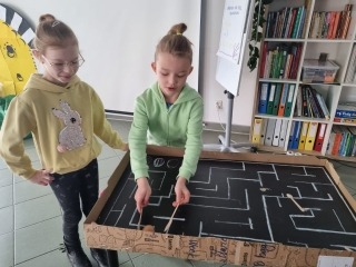 dwie dziewczynki grają