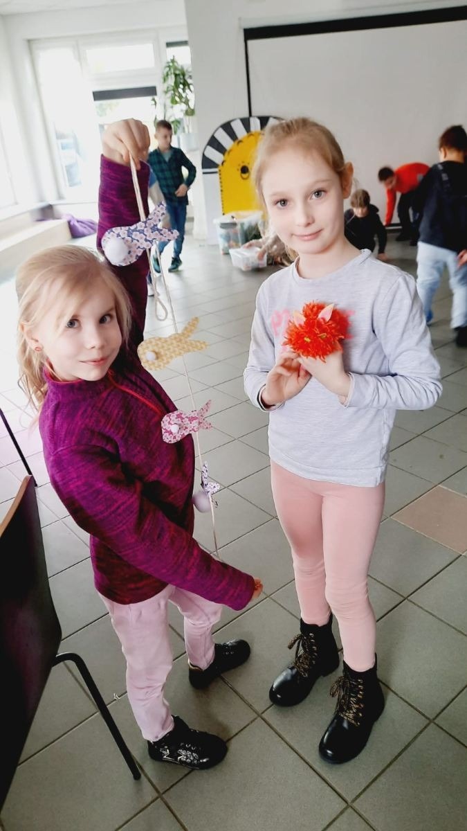 dwie dziewczynki prezentują ozdoby