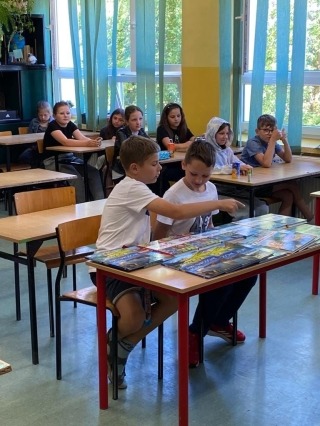 uczniowie podczas rozwiązywania konkursu