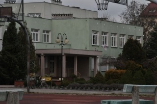 zdjęcie zrobione w ramach kołach fotograficznego - budynek szkoły