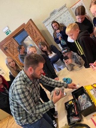 Uczniowie z koła biologicznego na warsztatach