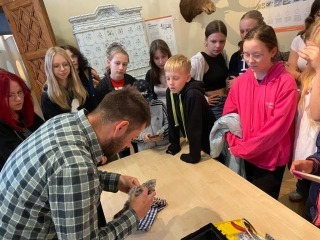 Uczniowie z koła biologicznego na warsztatach