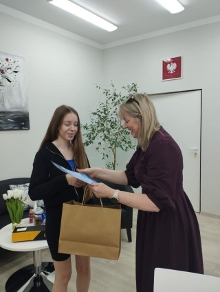 wręczanie nagrody przez p. dyrektor ucz. Mai K.