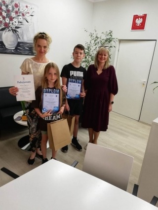 nagrodzeni uczniowie z Dyrektorką i nauczycielem plastyki p. Rodziewicz