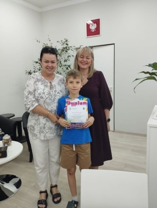 uczeń nagrodzony z Dyrektorką i p. Baprawską