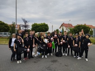 powitanie drużyny chłopców przez wychowawcę, dyrektora i rodziców 