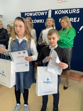 wręczanie dyplomów nagrodzonym uczniom