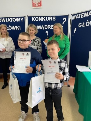 wręczanie dyplomów nagrodzonym uczniom