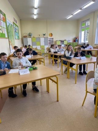 uczniowie podczas konkursu