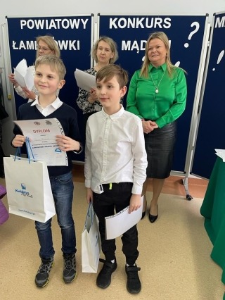 wręczanie dyplomów nagrodzonym uczniom