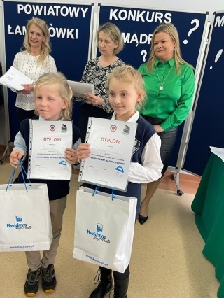 wręczanie dyplomów nagrodzonym uczniom