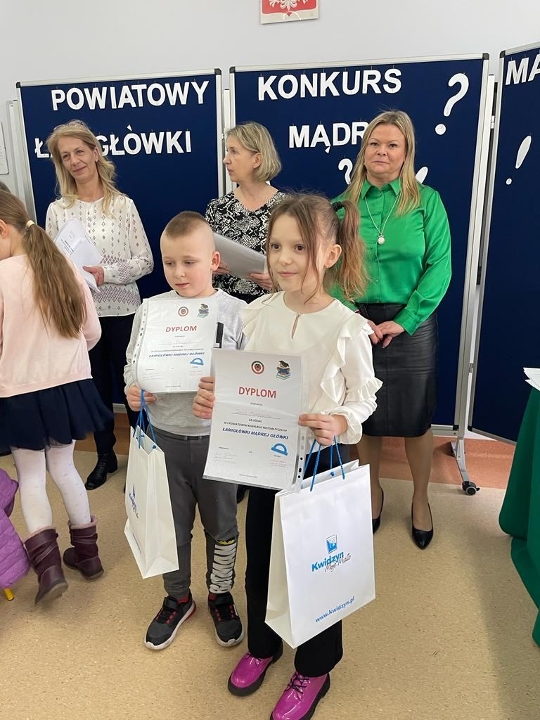wręczanie dyplomów nagrodzonym uczniom