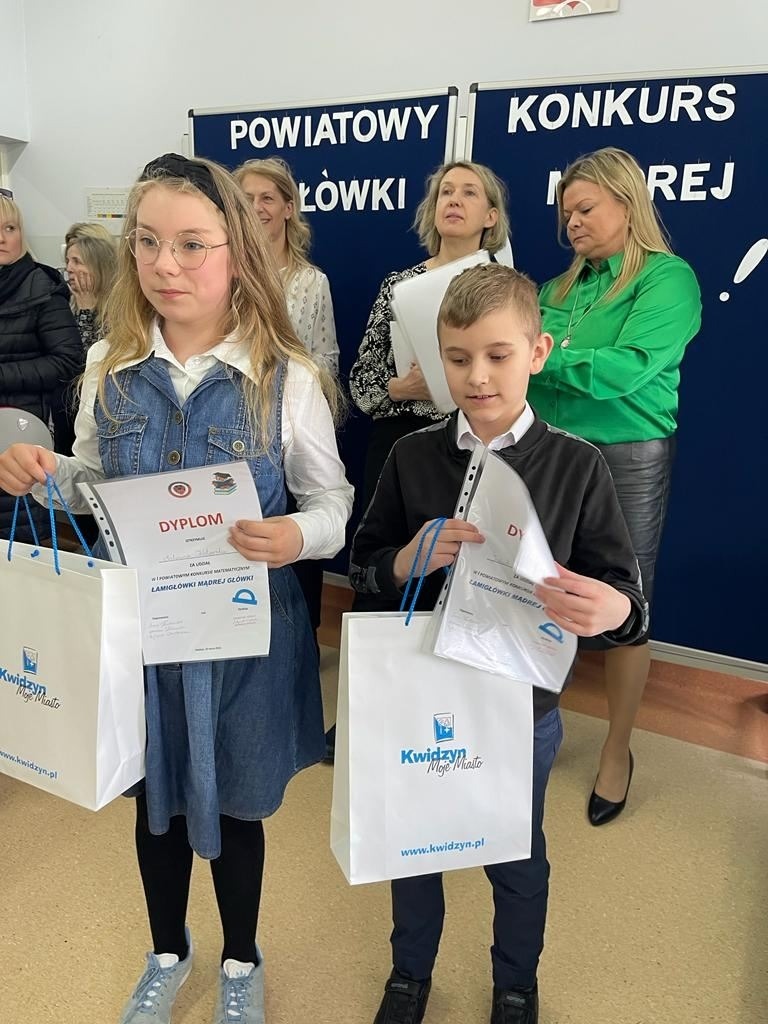 wręczanie dyplomów nagrodzonym uczniom