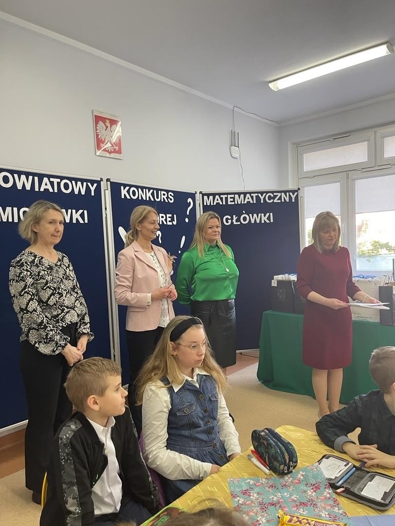 Przywitanie przez panią Dyrektor  i nauczycieli SPOMS