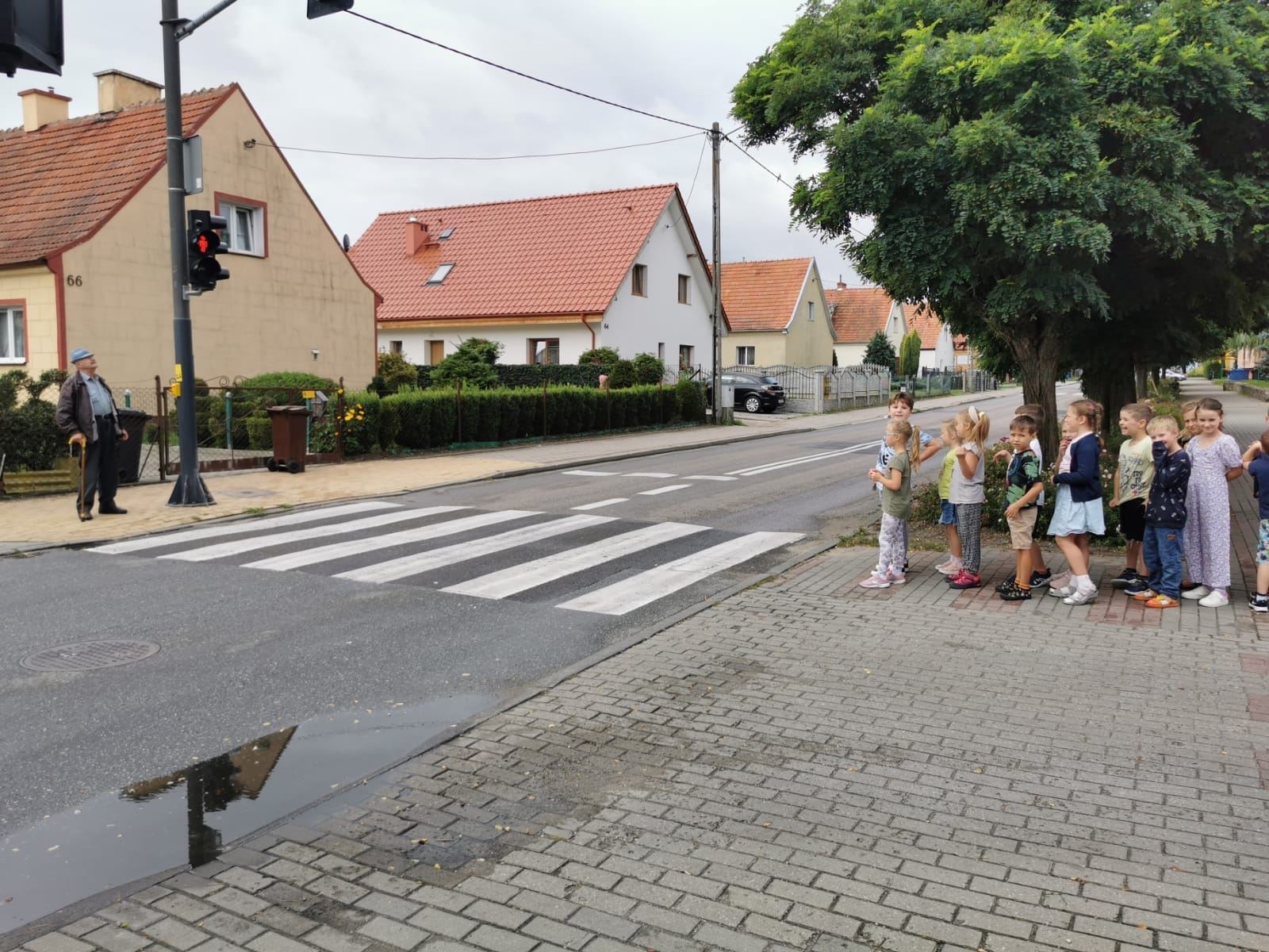 Dzieci uczą się bezpieczeństwa w ruchu ulicznym