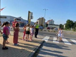Dzieci uczą się bezpieczeństwa w ruchu ulicznym