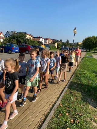 Dzieci uczą się bezpieczeństwa w ruchu ulicznym