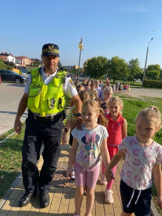 Dzieci uczą się bezpieczeństwa w ruchu ulicznym