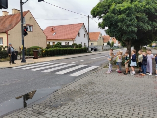 Dzieci uczą się bezpieczeństwa w ruchu ulicznym