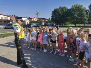 Dzieci uczą się bezpieczeństwa w ruchu ulicznym