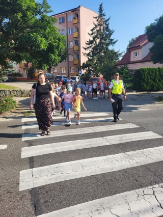 Dzieci uczą się bezpieczeństwa w ruchu ulicznym
