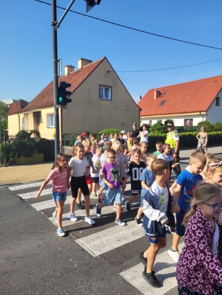 Dzieci uczą się bezpieczeństwa w ruchu ulicznym