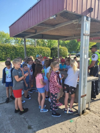 Dzieci uczą się bezpieczeństwa w ruchu ulicznym