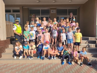 Dzieci uczą się bezpieczeństwa w ruchu ulicznym