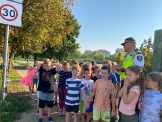 Dzieci uczą się bezpieczeństwa w ruchu ulicznym