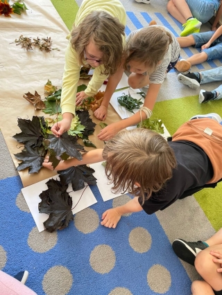 Dzieci robią zielnik