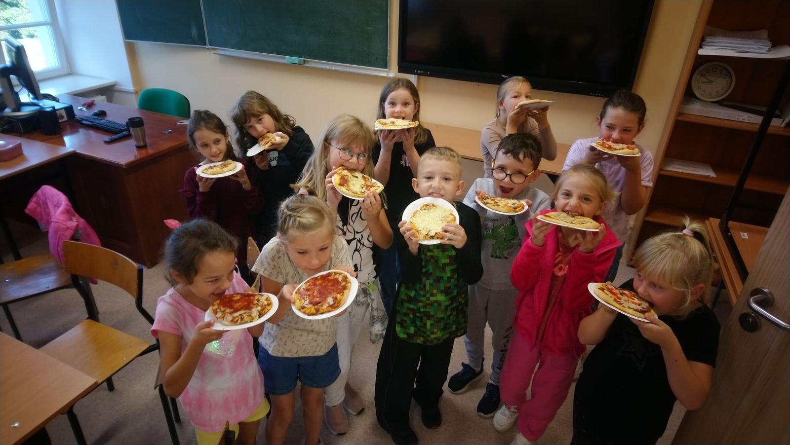 Dzieci z pizzą