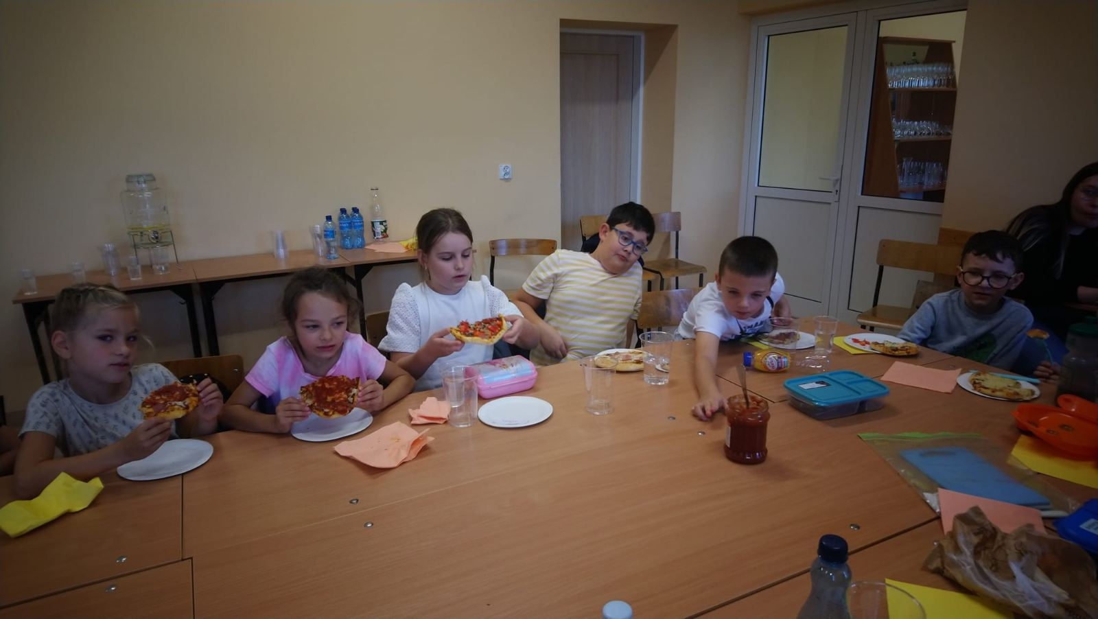 Dzieci z pizzą