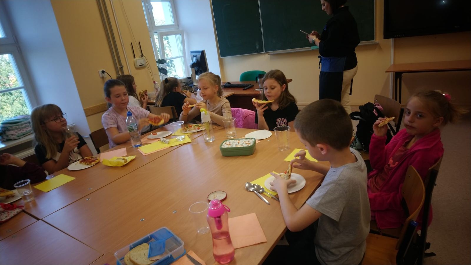 Dzieci z pizzą