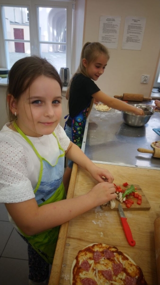 Dzieci robią pizzę