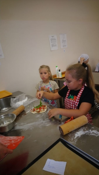 Dzieci robią pizzę