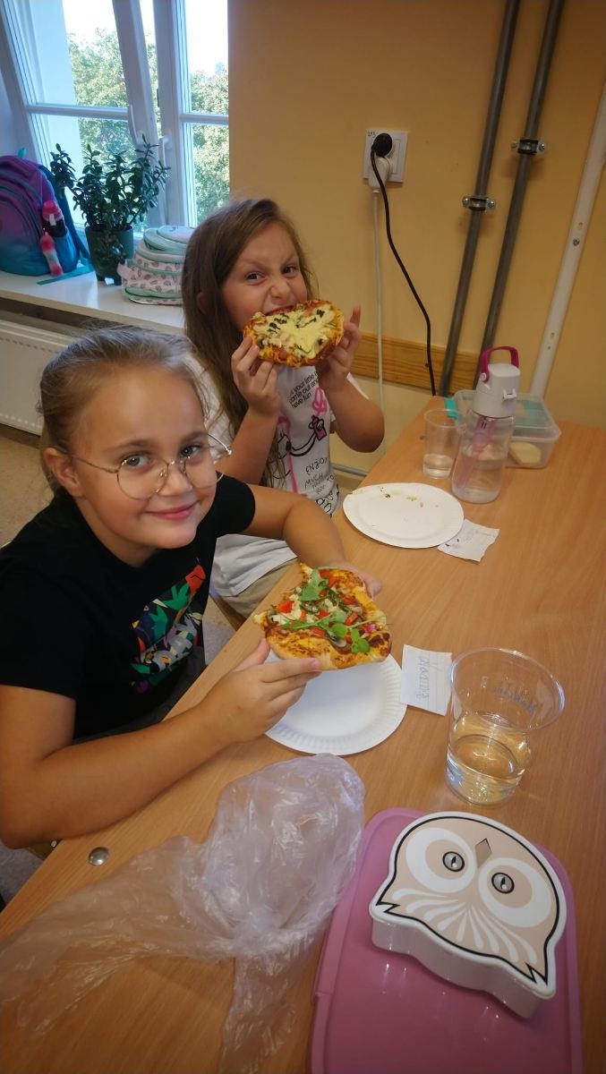 Dzieci z pizzą