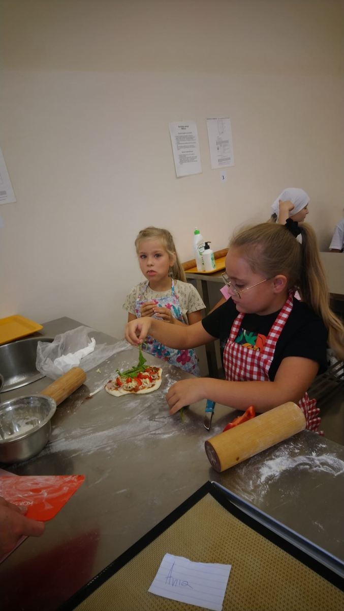 Dzieci robią pizzę