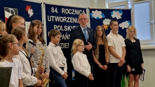 społeczność szkolna podczas uroczystości