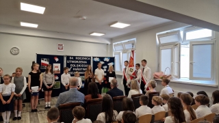 społeczność szkolna podczas uroczystości